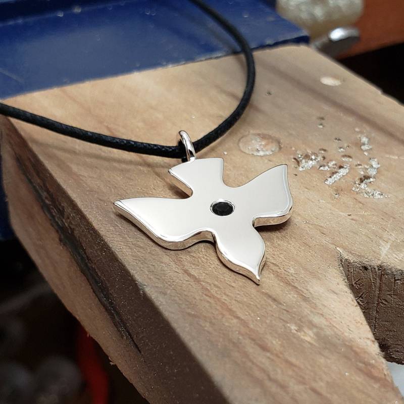 Schwarzer Spinell Fliegende Taube Halskette Anhänger in Sterling Silber - Halskette von SamaritanJewelers