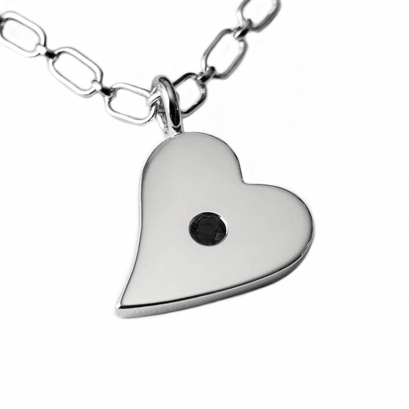 Schwarzer Spinell Seitlich Herz Halskette Anhänger in Sterling Silber - Halskette, Anhänger von SamaritanJewelers