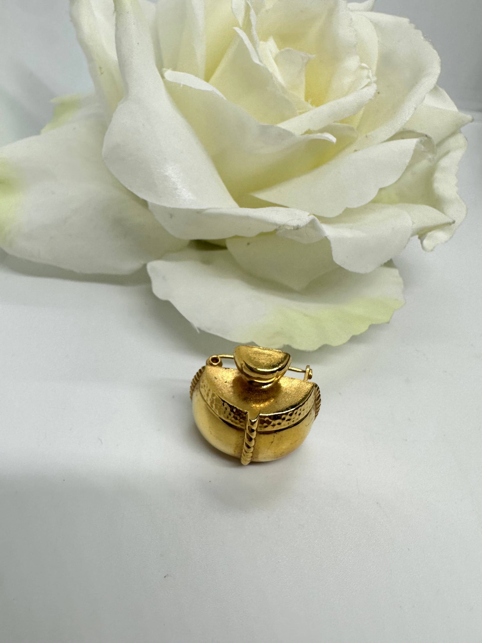 Brosche Ysl Vintage Yves Saint Lautent Falcon Flasche Vergoldet 1990Er Edelstahl Sammler Klein Anstecker Original von SamatimeVintage