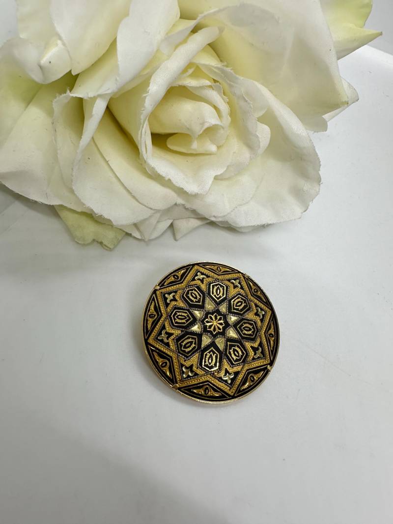 Damaszener Toledogold Vintage Schalklemme Brosche Anstecker 1980Er Vergoldet Edelstahl Wie Neu Handmade Retro Spain Damaszener Toledogold Vintage Schalklemme Brosche Anstecker 1980Er Vergoldet Edelstahl Wie Neu Handmade Retro Spain von SamatimeVintage