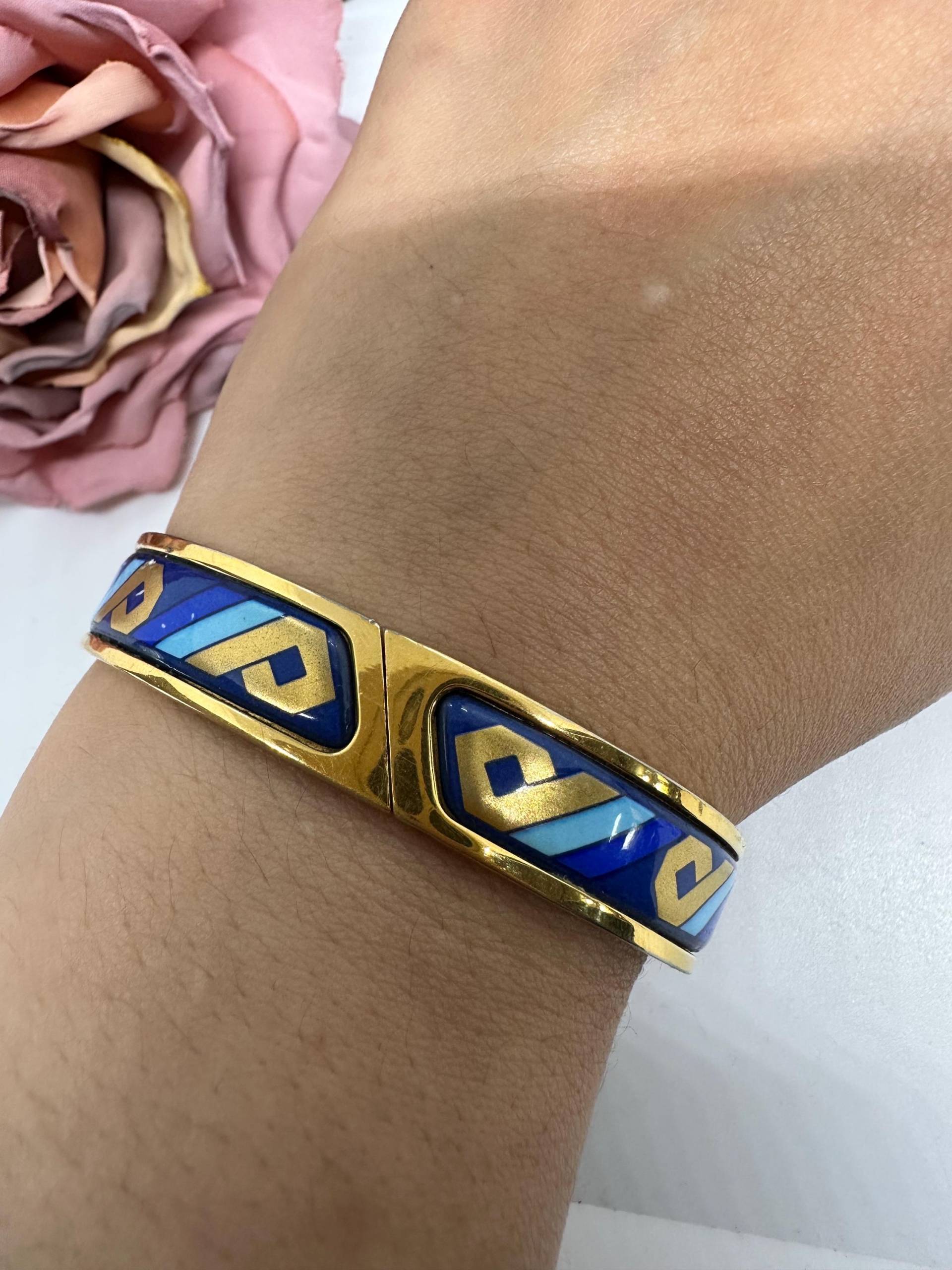 Designer Michaela Frey Team Armreif Blau Vintage 2000Er Edelstahl Vergoldet Blau Gold 17cm Gebraucht Klappverschluss von SamatimeVintage