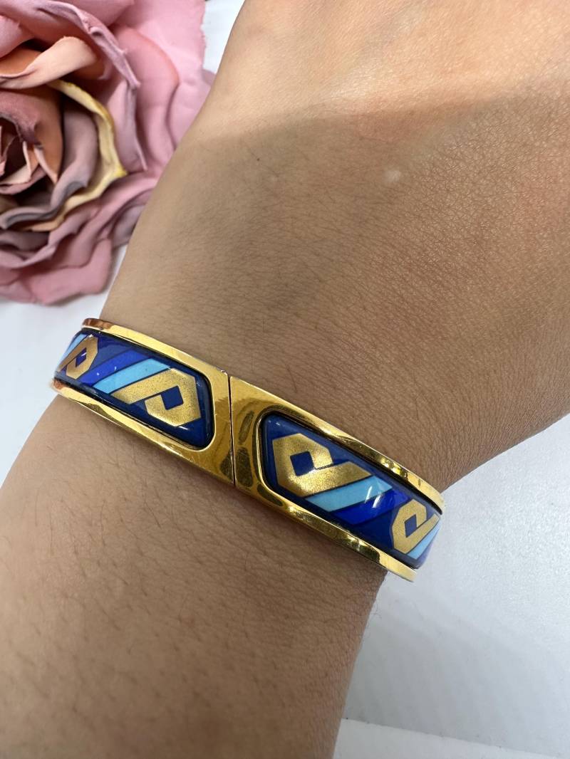 Designer Michaela Frey Team Armreif Blau Vintage 2000Er Edelstahl Vergoldet Blau Gold 17cm Gebraucht Klappverschluss Designer Michaela Frey Team Armreif Blau Vintage 2000Er Edelstahl Vergoldet Blau Gold 17cm Gebraucht Klappverschluss von SamatimeVintage