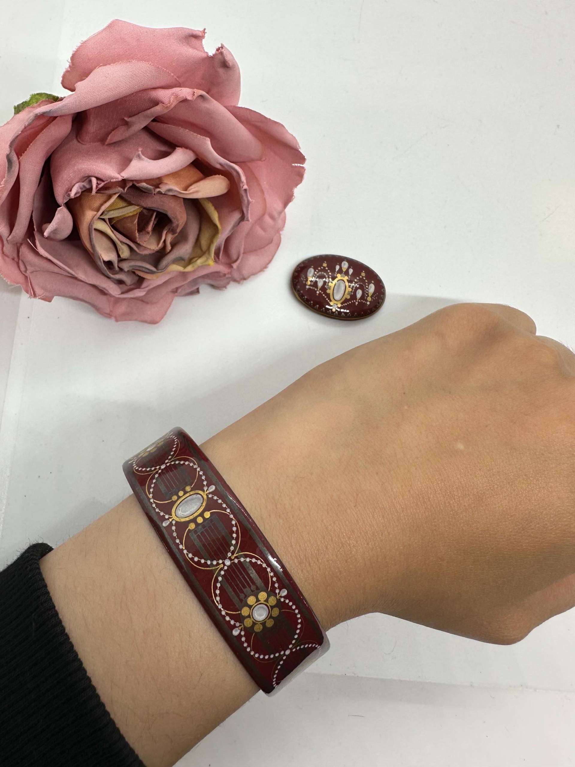 Designer Michaela Frey Team Schmuckset Rot Vintage 1980Er Edelstahl Vergoldet Brosche Weiß Set Armreif 20, 5cm von SamatimeVintage