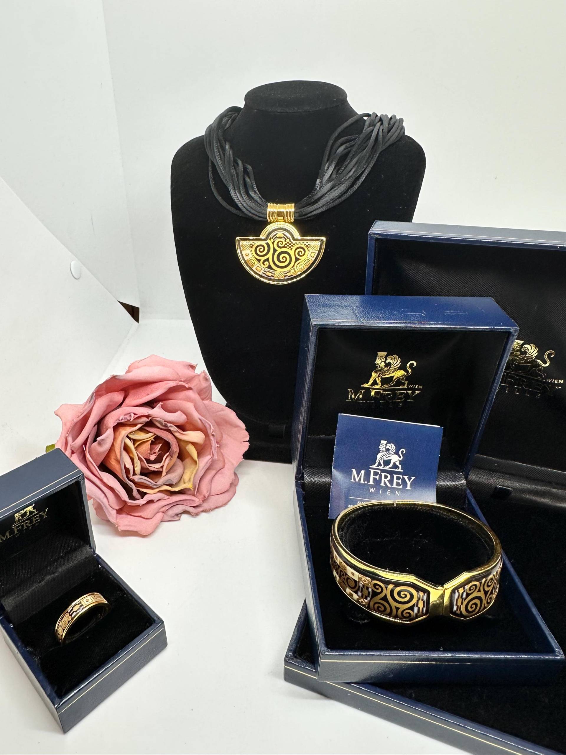 Designer Michaela Frey Team Schmuckset Schwarz Vintage 2000Er Edelstahl Vergoldet Ring 18, 5mm Kette Kordel Anhänger Set Armreif von SamatimeVintage