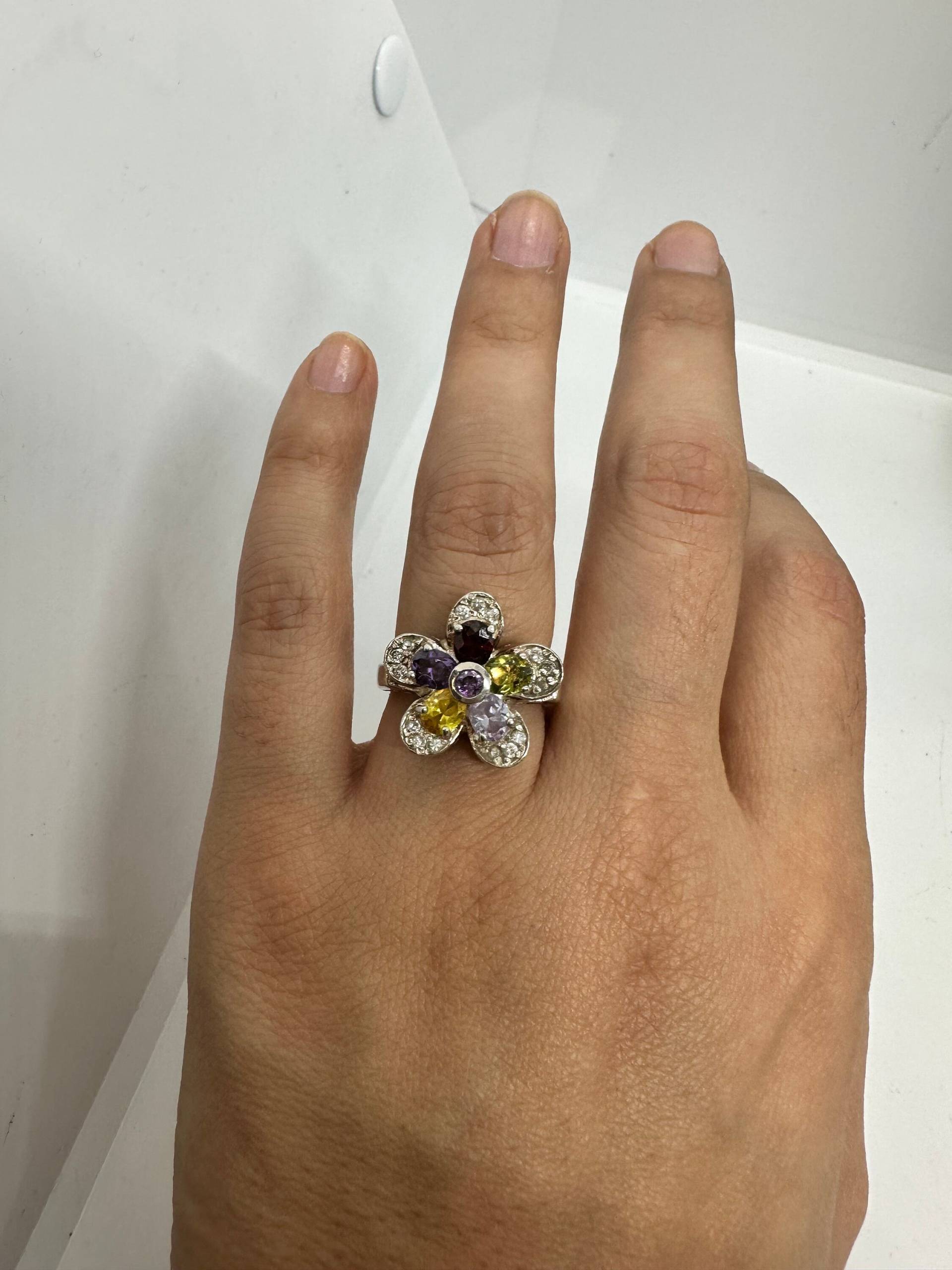 Echtsilber Ring 925 Bunt Zirkonia Blume Strass Kristall Vintage Breit Rot Grün Hellblau 17mm 54 Gepflegter Zustand von SamatimeVintage