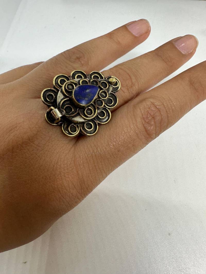 Großer Ring Giftring Vintage 1980Er Größenverstellbar Versilbert Messing Lapislazuli Ausgefallen Blau Aufklappbar Pillendose Boho Großer Ring Giftring Vintage 1980Er Größenverstellbar Versilbert Messing Lapislazuli Ausgefallen Blau Aufklappbar Pillendose Boho von SamatimeVintage