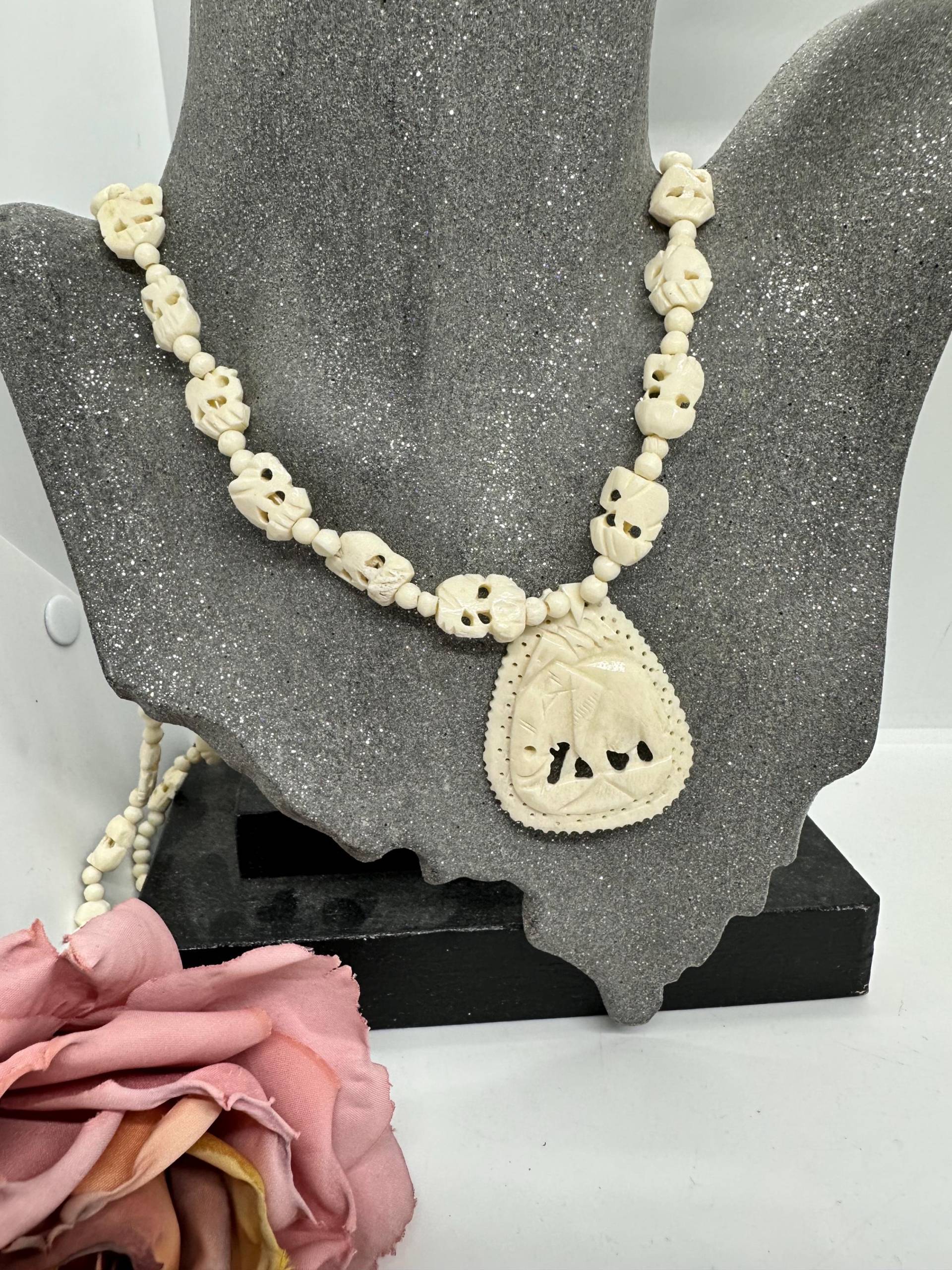 Lange Kette Gliederkette Halskette, Knochen Bein Unikat Handgeschnitzt, Vintage Perlen Ausgefallen Elegant Lang Cremweiß von SamatimeVintage