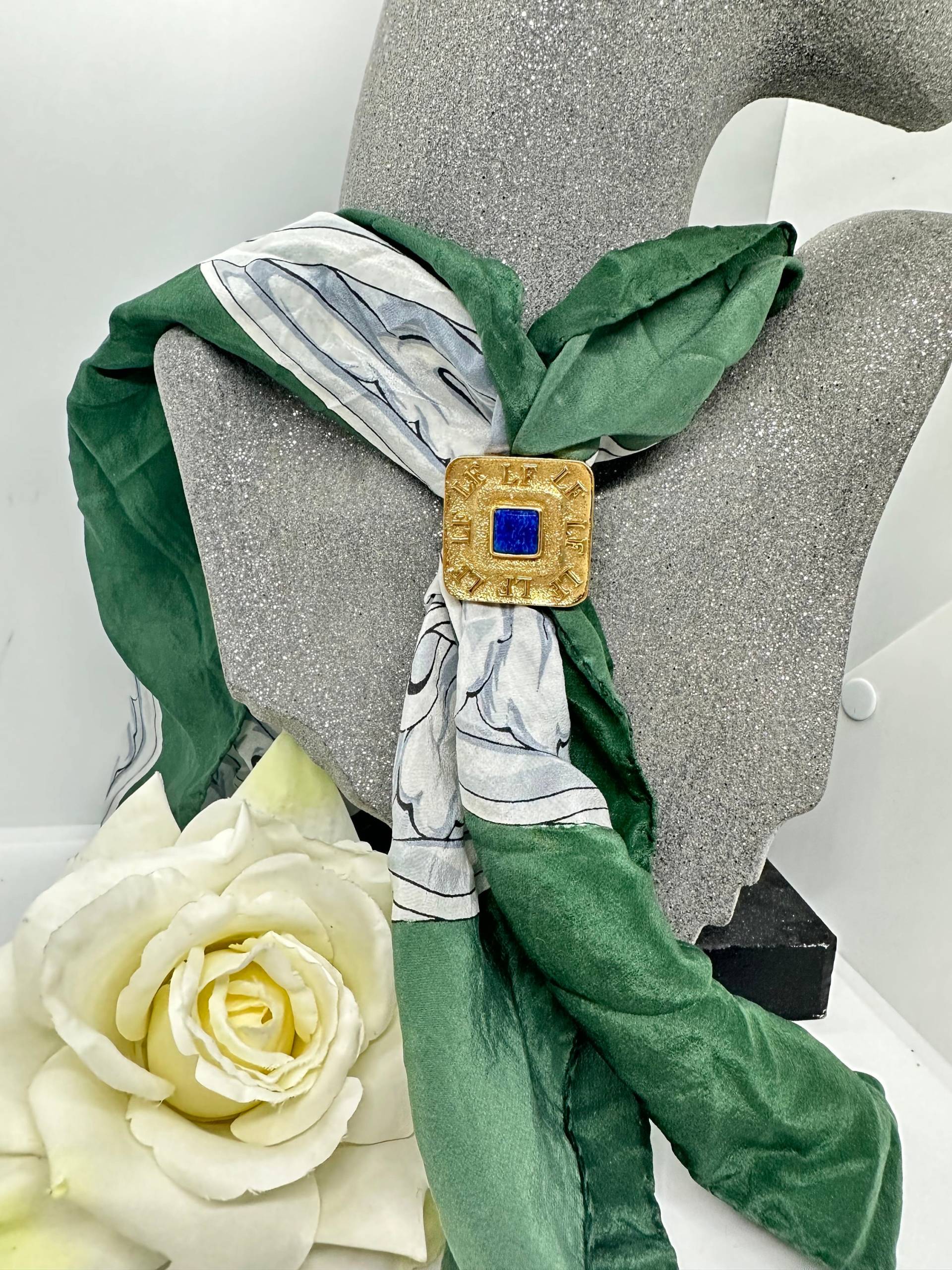 Louis Feraud Bijoux Vintage Schalclips Schalklemme Tuchklemme Designer Paris Vergoldet Edelstahl Wie Neu Blau Quadratisch Eckig von SamatimeVintage