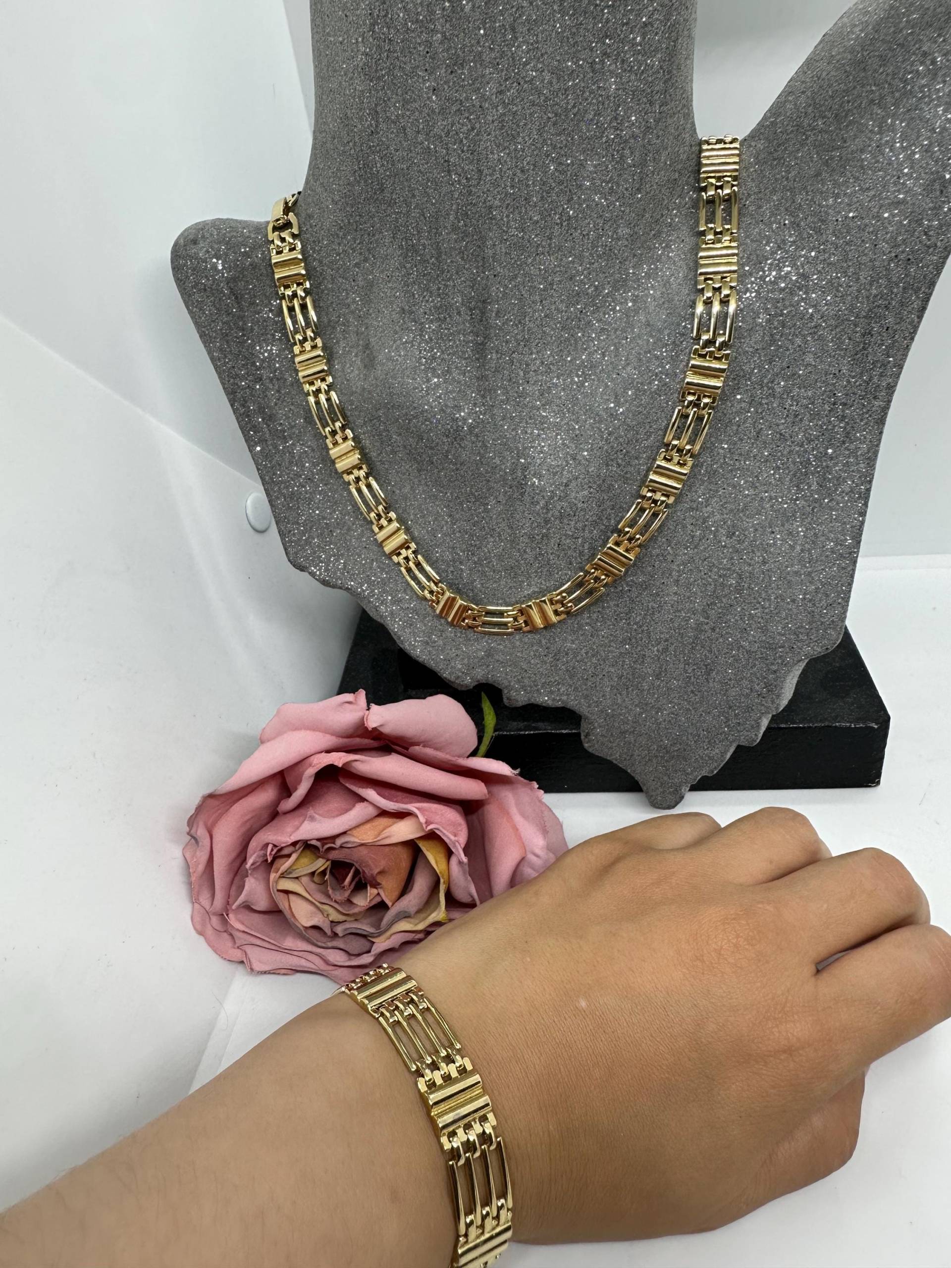 Set Halskette, Armband 45cm Edelstahl, Vintage Vergoldete, Kurz 90Er Jahre 90S Gliederkette, Figaro Gittermuster Germany Set Halskette, Armband 45cm Edelstahl, Vintage Vergoldete, Kurz 90Er Jahre 90S Gliederkette, Figaro Gittermuster Germany von SamatimeVintage