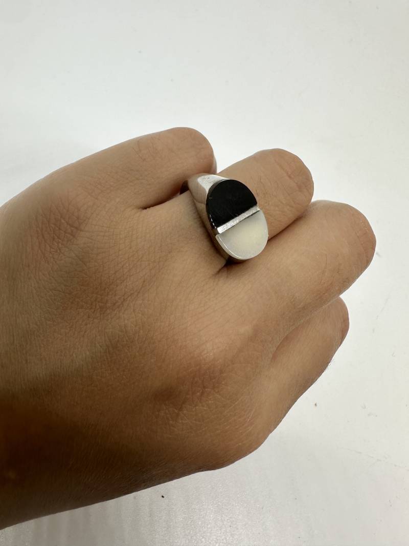 Vintage Ring 1970Er Onyx Perlmutt Schwarz Weiß Größenverstellbar Silber 835 Elegant Oval Germany Wie Zeitlos Retro Unisex Halbedelstein von SamatimeVintage