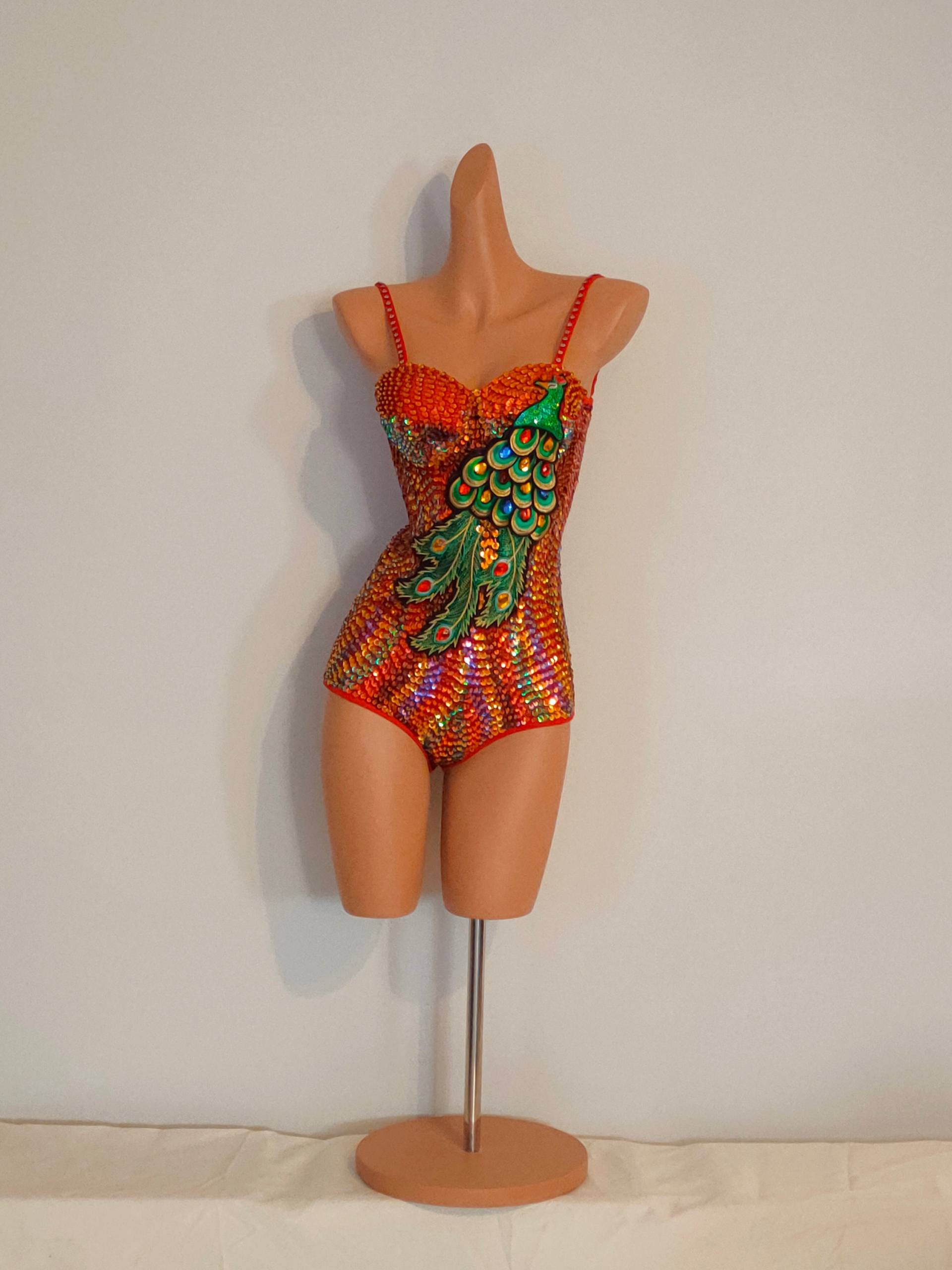 Rotes Peacock-Kleid Mit Pailletten Und Perlen - Samba-Kostüme, Karneval, Show, Mädchen, Las Vegas, Notting Hill, Pride, Gay Parade, Festival von SambaFactory