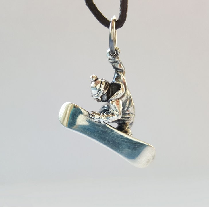 Personalisierter Snowboarder Silber Anhänger, Geschenk Für Teenager, Wintersport Geschenk, Extremsport Custom Snowboard, Sport Schmuck von SamboraJewelry
