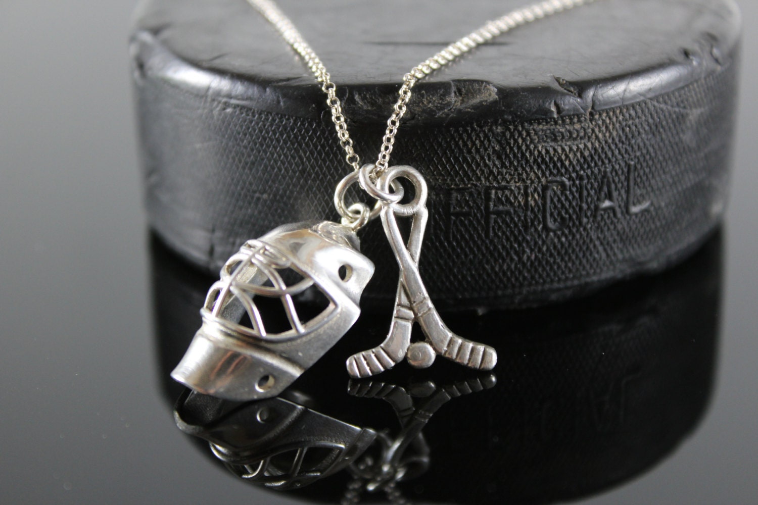 Torhüter Hockey Helm Und Sticks Halskette, Maske, Eishockey Schmuck, Silber Kette, 925 von SamboraJewelry