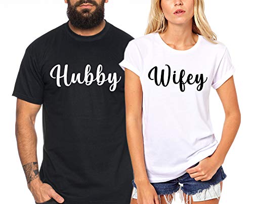 Hubby Wifey - Partner-T-Shirt Damen und Herren - 2 Stück - Couple-Shirt Geschenk Set für Verliebte - Partner-Geschenke - Bestes Geburtstagsgeschenk - Partnerlook von Sambosa