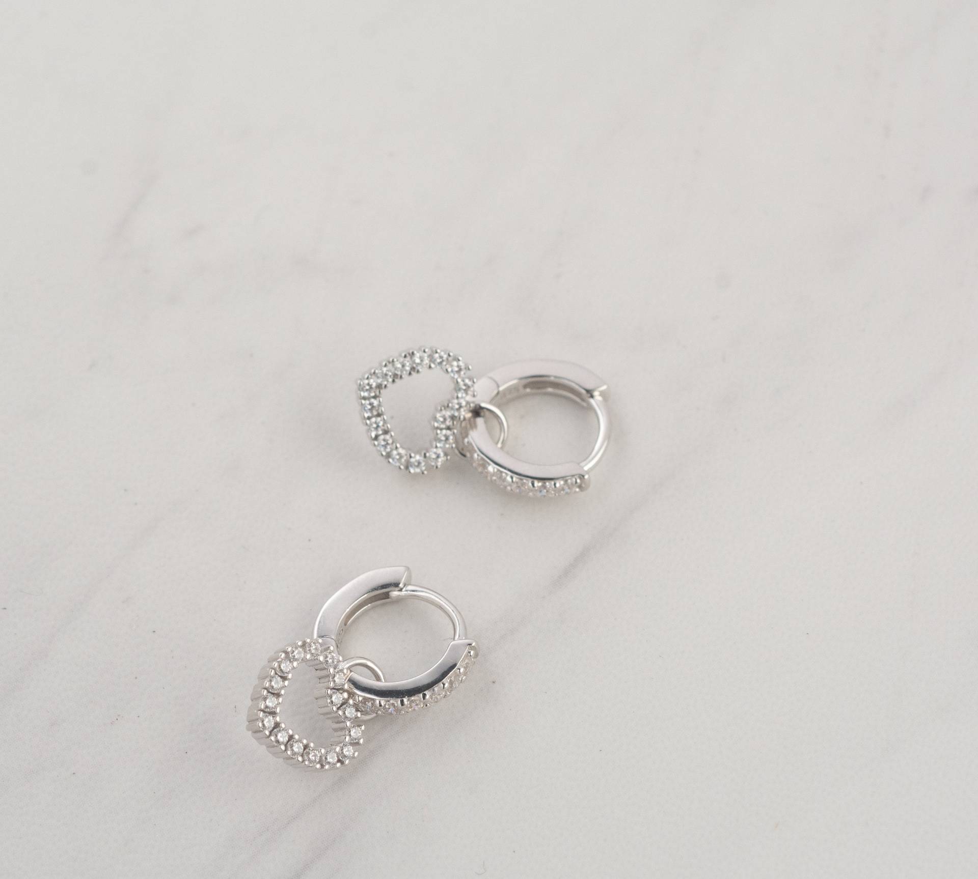 Charm Ohrringe, Hoop Ohrringe Mit Charm, Baumeln Herz Tropfen Creolen, Huggie Geschenk Für Sie von SamiJEWELS