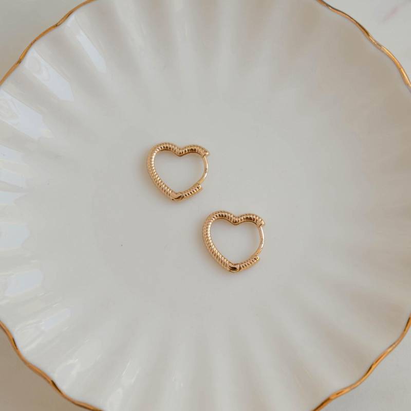 Herz Ohrringe, Kleine Creolen, Zierliche Silber Gold Valentinstag Geschenk, Huggie Creolen von SamiJEWELS