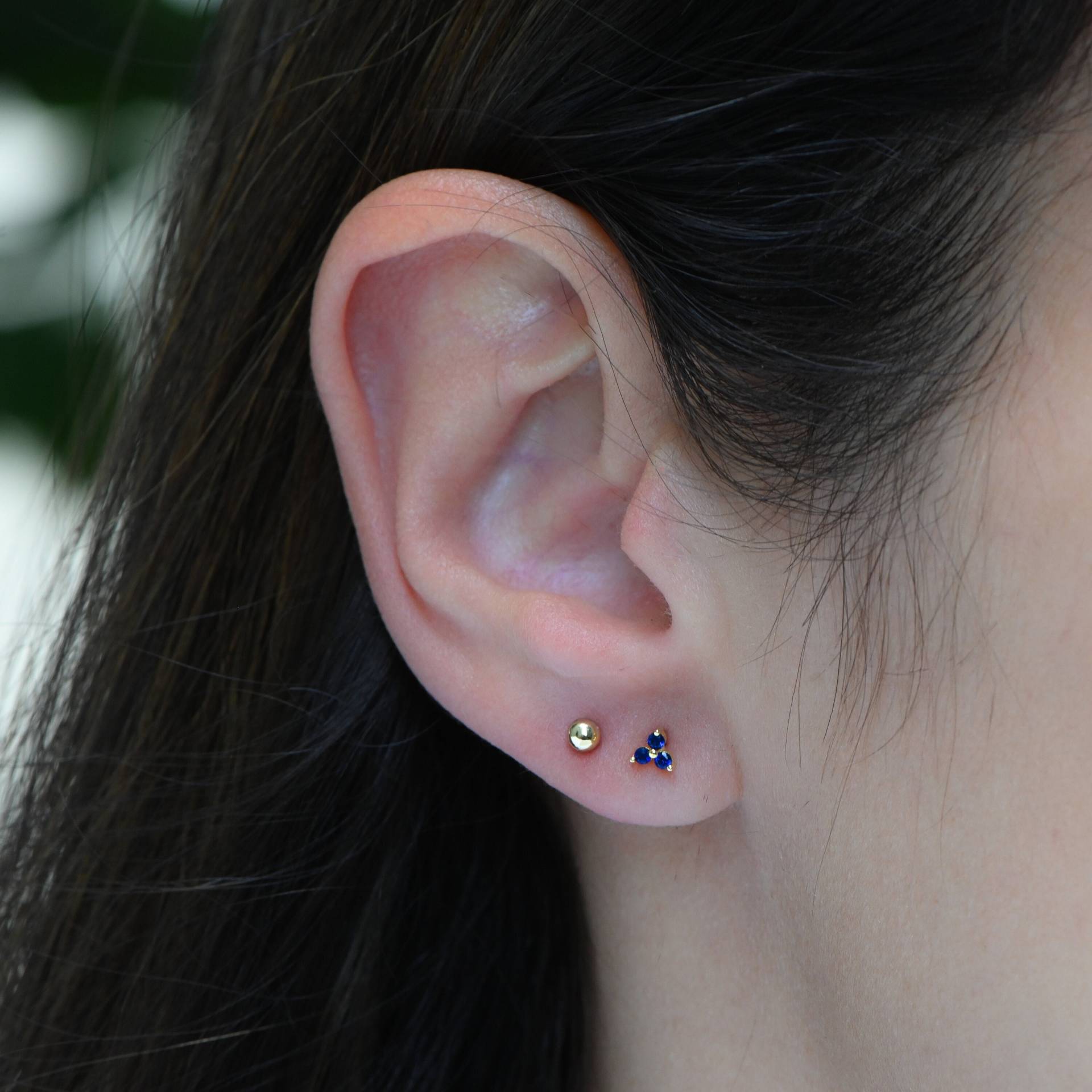 Kleine Saphir Ohrstecker, Minimalist Ohrringe von SamiJEWELS