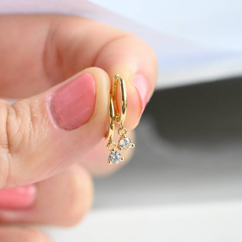 Lünette Tropfen Kleine Creolen, Huggie Ohrringe, Charme Gold Ohrring, Hoop Ohrringe von SamiJEWELS