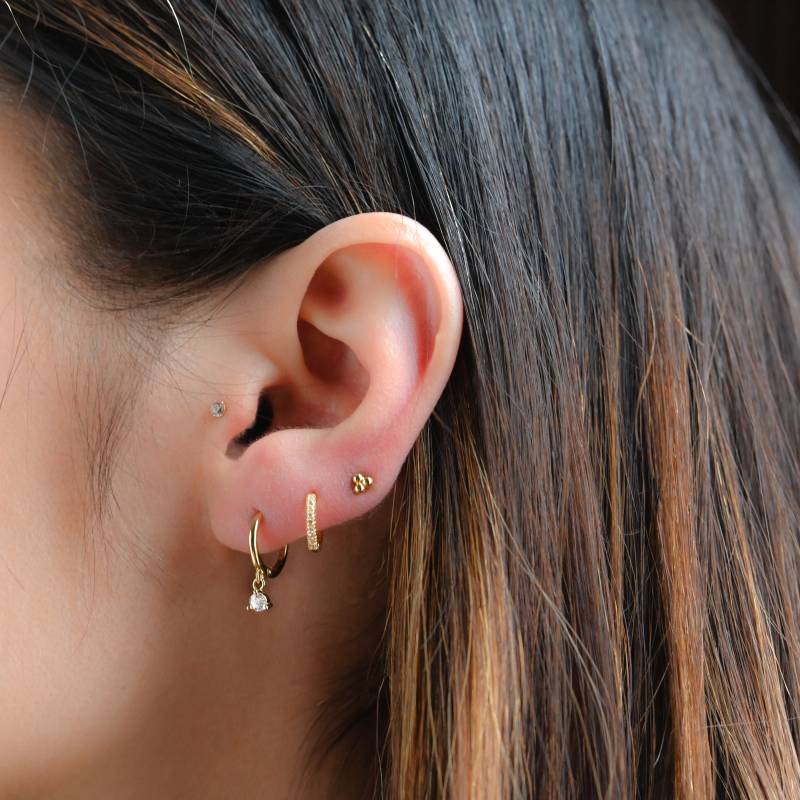 Lünette Tropfen Kleine Creolen, Huggie Ohrringe, Charme Gold Ohrring, Hoop Ohrringe von SamiJEWELS