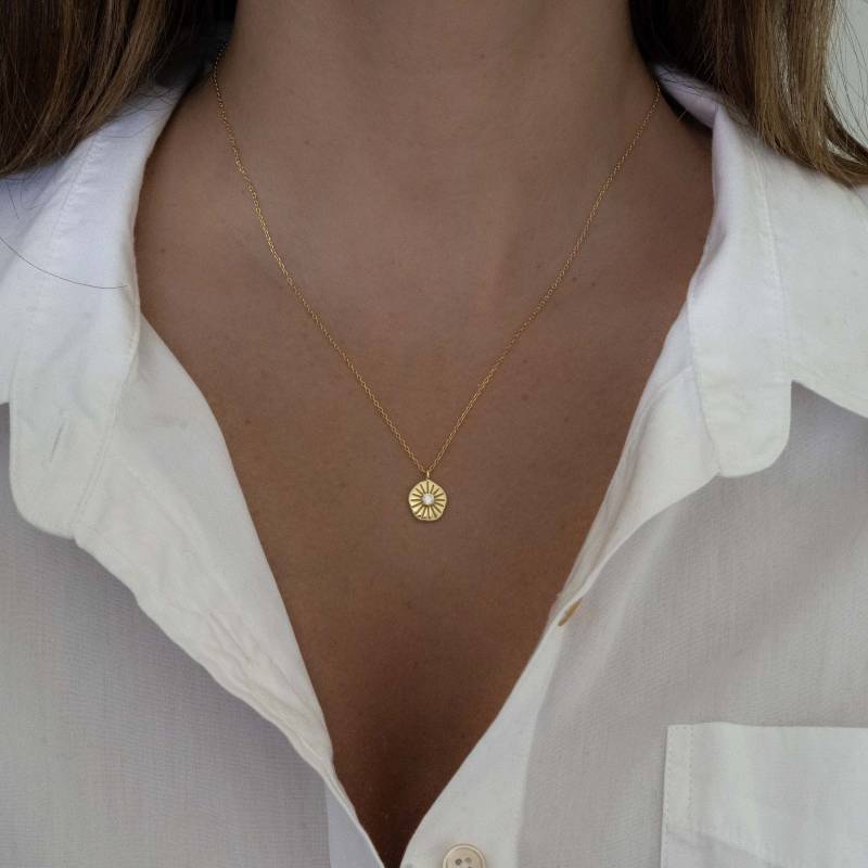 Medaillon Halskette, Zierliche Gold Anhänger Münze Schichtung Medaillon, Geschenk Für Sie von SamiJEWELS