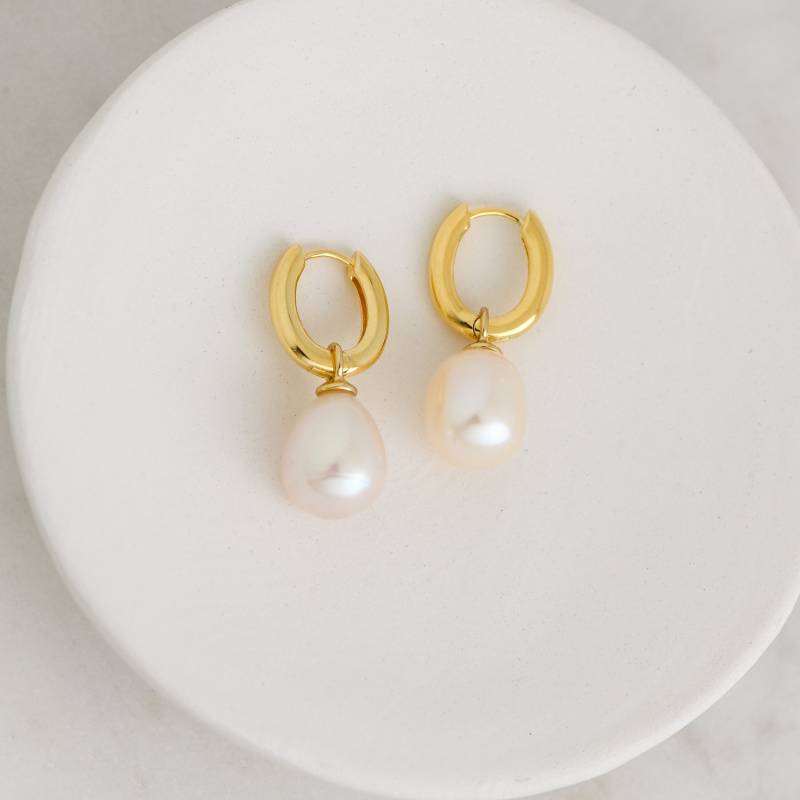 Perle Hoop Ohrringe, Huggie Perlen Creolen, Gold Geschenk Für Sie, Süßwasserperle von SamiJEWELS