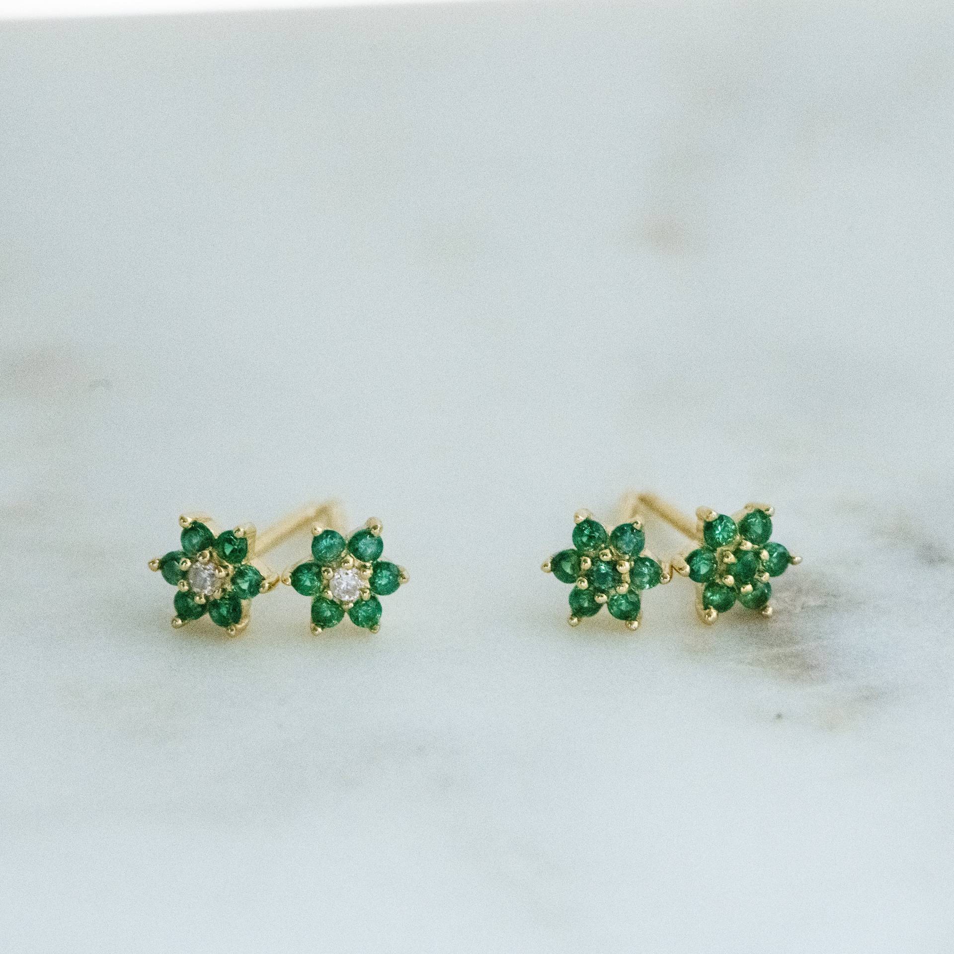 Smaragd Ohrstecker, Ohrringe, Zierliche Kleine Kleine Ohrstecker Mai Birthstone, Geschenk Für Sie von SamiJEWELS