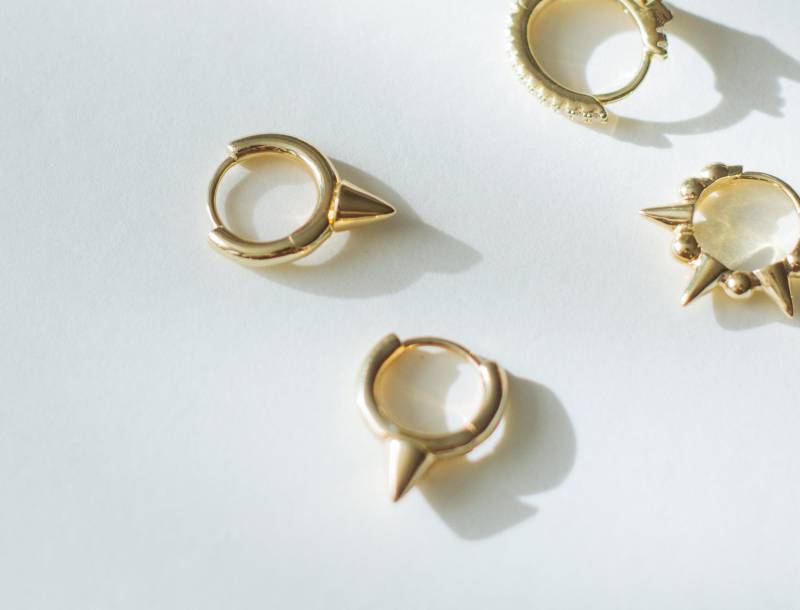 Spike Huggie Ohrringe Kleine Creolen Diamant Gold Zierliche Geschenk von SamiJEWELS