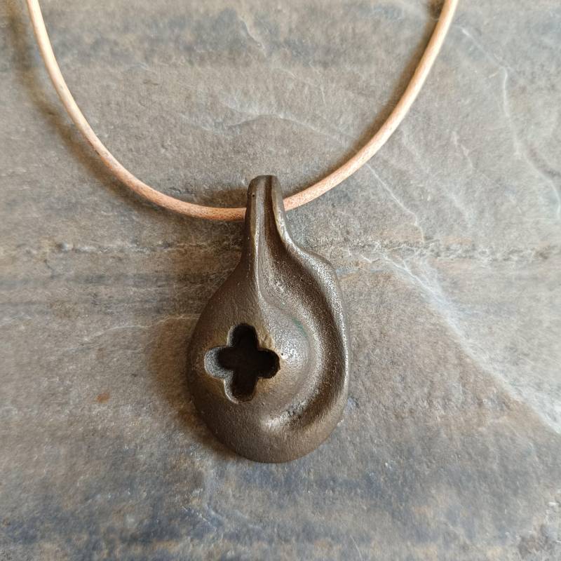 Anhänger, Kirchengeschenk Zur Firmung 1978, Tropfen Mit Kreuz, Bronze Oder Messing von SammelwutVintage