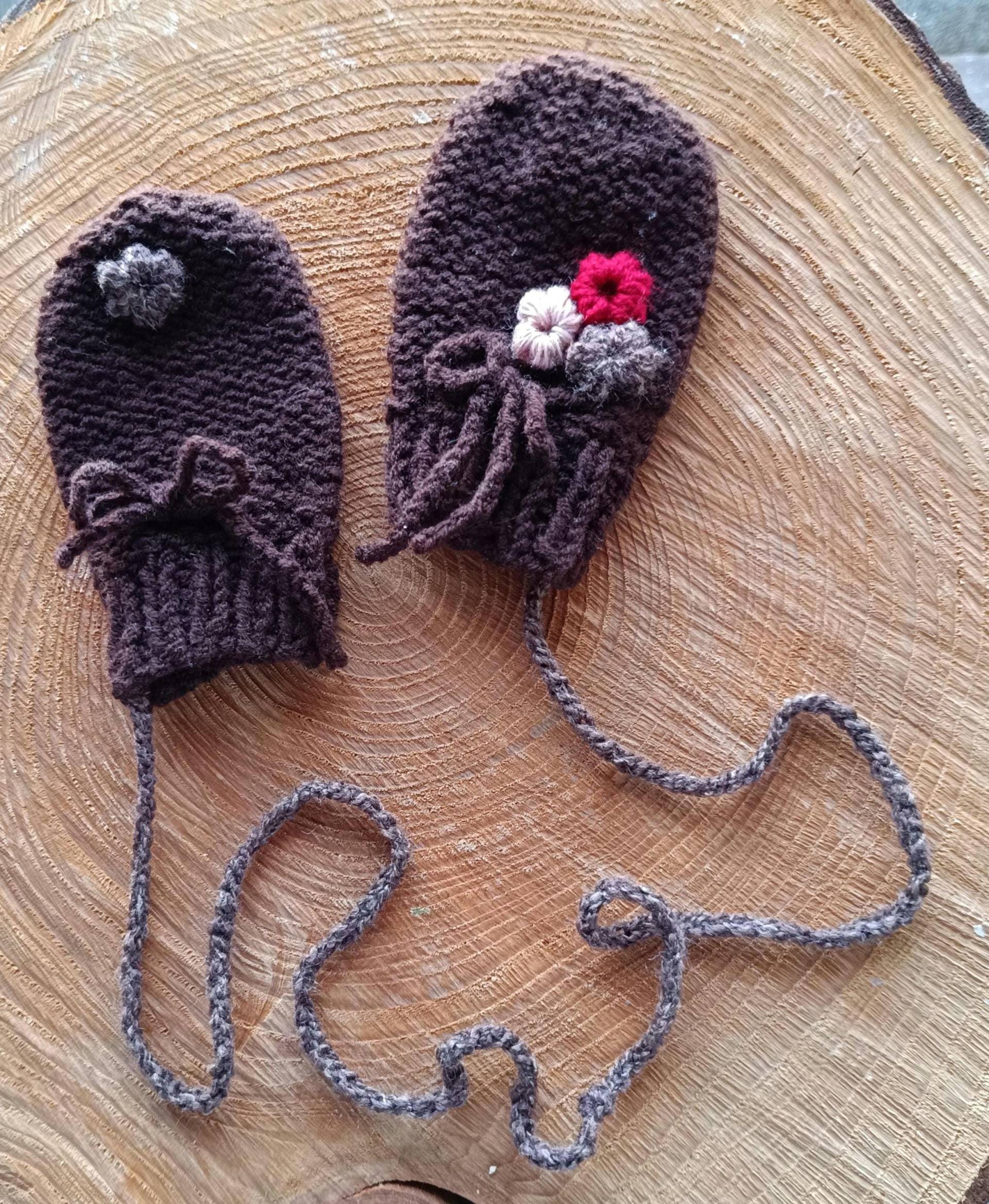 Baby Handschuhe Mit Schnur, Handgestrickt, Vintage, Häkelblumen von SammelwutVintage