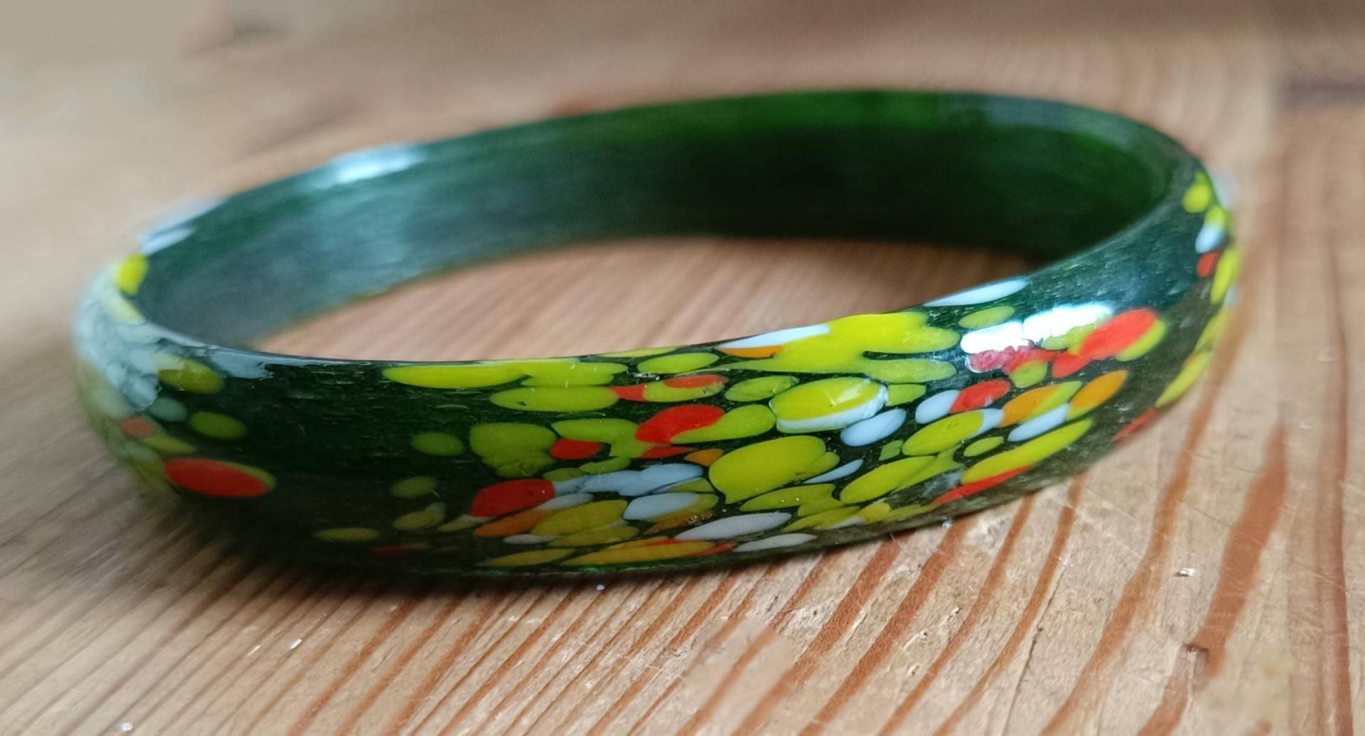 Vintage Glas Armreif, Grün Mit Bunten Einschlüssen, 80Er Jahre von SammelwutVintage