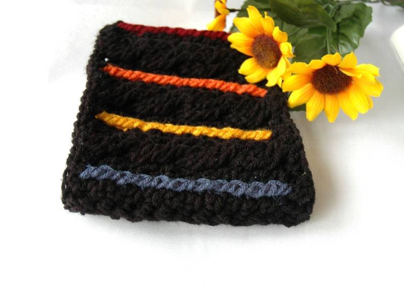 Gehäkelter Rundschal Mit Zopfmuster Schwarzer Schlauchschal Leuchtenden Streifen von SamsCrochet