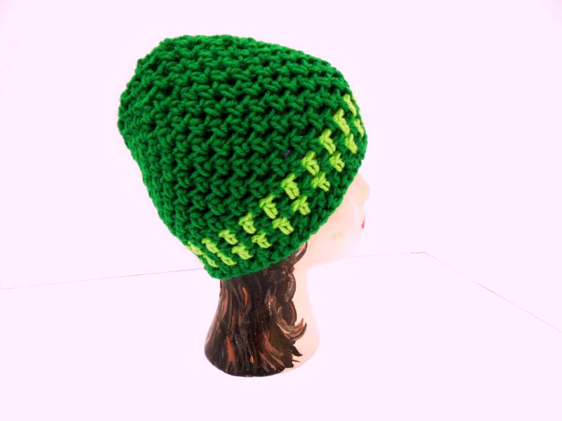 Grüne Gehäkelte Beanie, Paddy Grün Und Frühlingsgrün, Zwei Streifen Weihnachten Im Juli von SamsCrochet