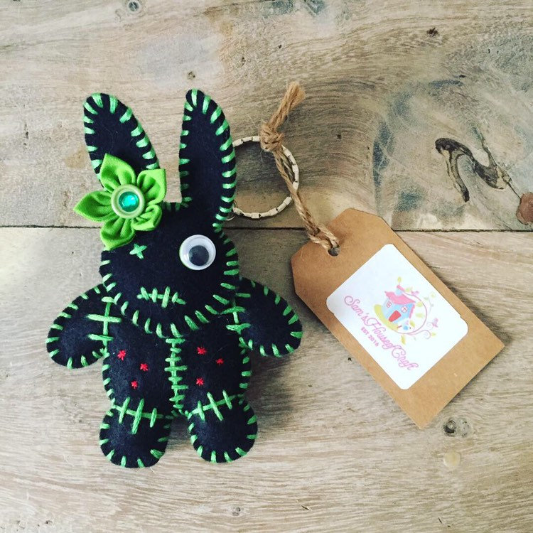 Zombie Kaninchen Filz Schlüsselanhänger Handgemachter Taschenanhänger von SamsHouseofCraft
