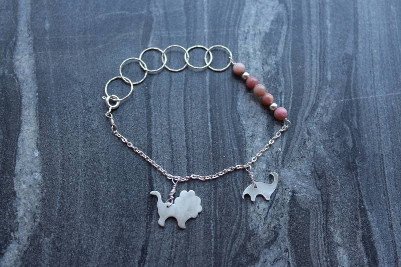 Handmade Sterling Silber Charm Fußkettchen Rhodonit Perlen Löwe Armband von SamsabyElena