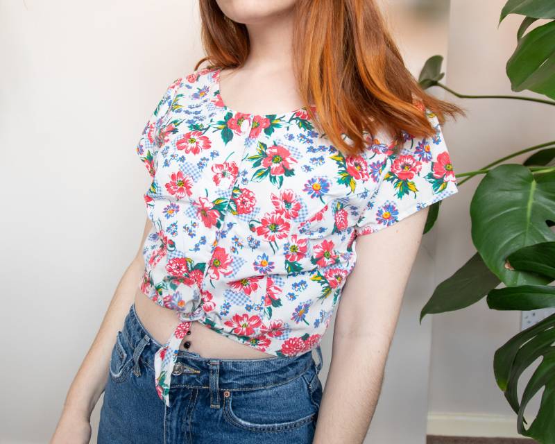 Vintage Weiß Und Rosa Blumen Crop Top - Klein von SamsaraClothing