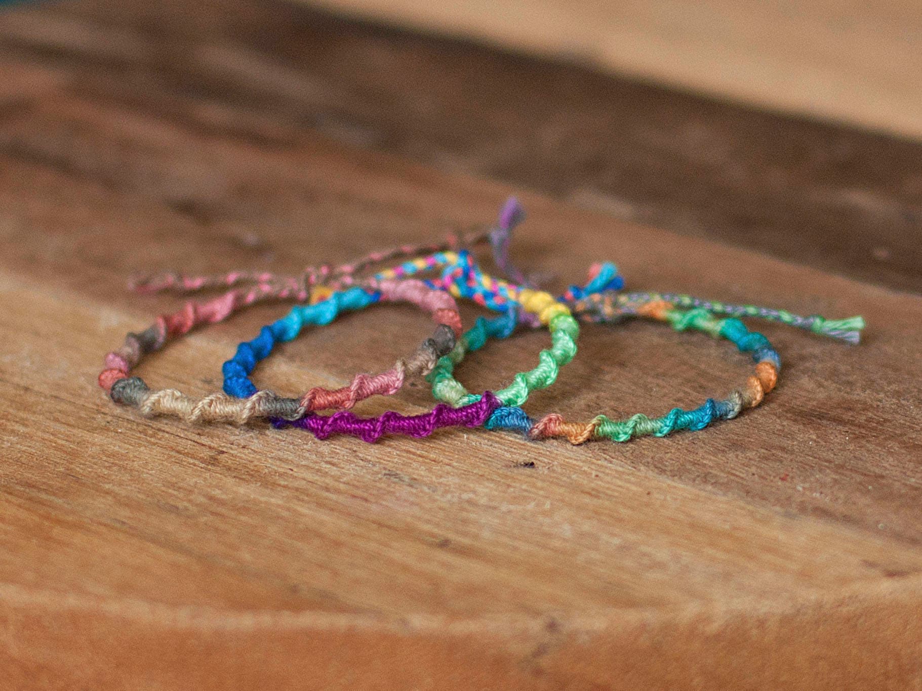 Ombre Regenboog Spirale Armband, Kleurrijke Vriendschapsarmband, Cadeau Voor Haar, Festival Handgeweven Hippie Boho Ombre Regenboog Spirale Armband, Kleurrijke Vriendschapsarmband, Cadeau Voor Haar, Festival Handgeweven Hippie Boho von SamsaraShopNL
