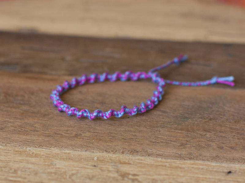 Roze Blauwe Spirale Armband, Macramé Hippie Boho, Cadeau Voor Haar, Elegante Gemengde Kleuren, Handgeweven von SamsaraShopNL