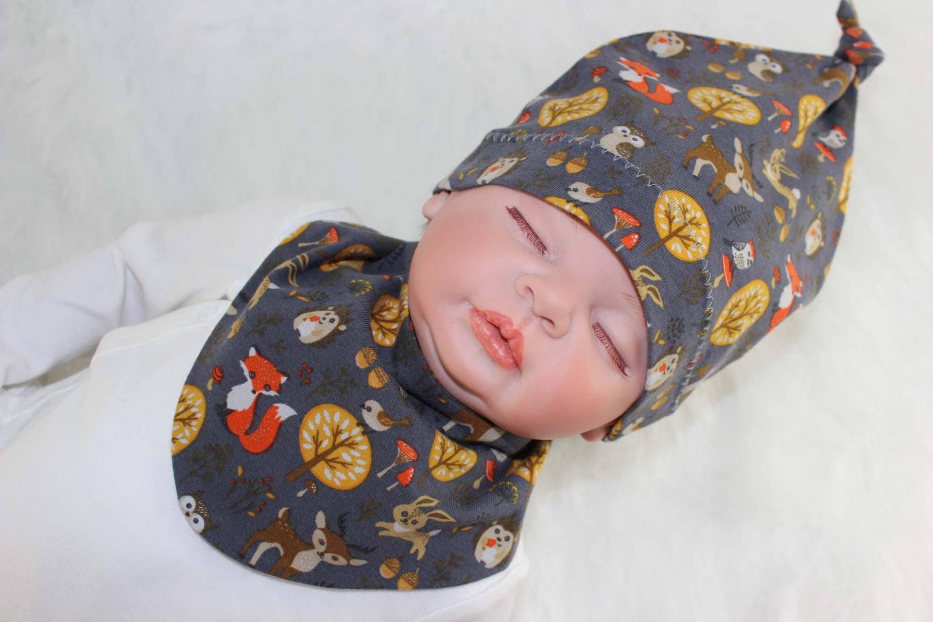 Mütze Halstuch Baby Kind, Grau Mit Waldtieren, Knotenmütze, Dreieckstuch, Jersey von SamsitaDesign