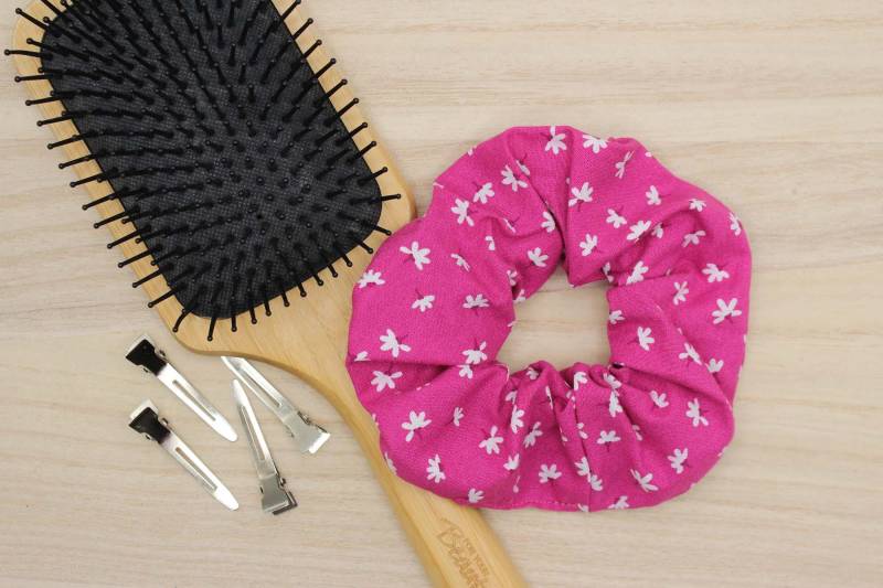 Scrunchie Pink Geblümt Haargummi Haarband Zopfgummi Zopfband Baumwolle von SamsitaDesign