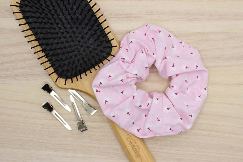 Scrunchie Rosa Geblümt Haargummi Haarband Zopfgummi Zopfband Baumwolle von SamsitaDesign