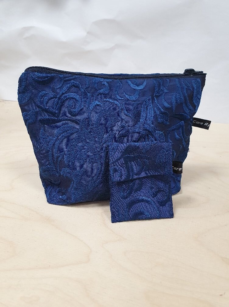 Blaue Kosmetiktasche "Samt & Seide" Mit Miss Mini Aus Bestickter Seide von SamtinSeide
