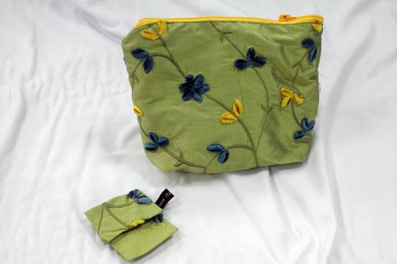 Miss Mini + Kosmetiktasche "Samt & Seide" Grün Mit Gelb Und Blauen Samtblumen Muster von SamtinSeide