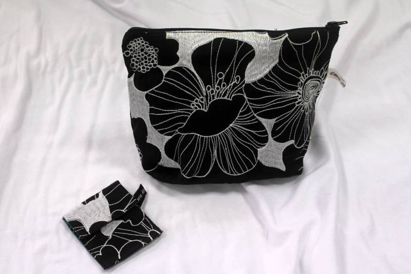 Miss Mini + Kosmetiktasche "Samt & Seide" Schwarz Mit Weißen Mohn Blumen Muster von SamtinSeide