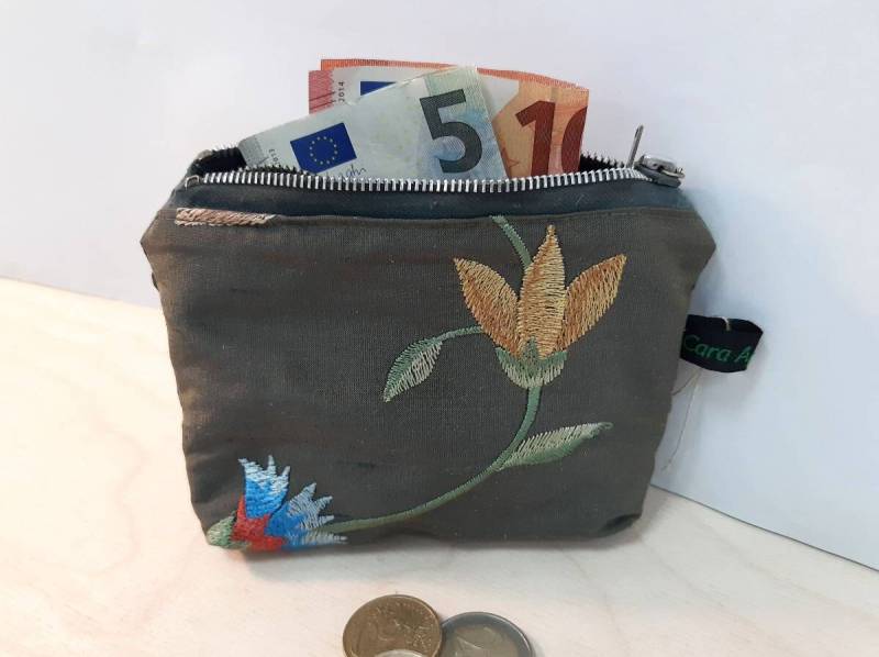 Portemonnaie Aus Graublauer Bestickter Seide Für Münzen, Scheine Und Ausweise - Geldbörse Geldbeutel Geldtasche Brieftasche von SamtinSeide