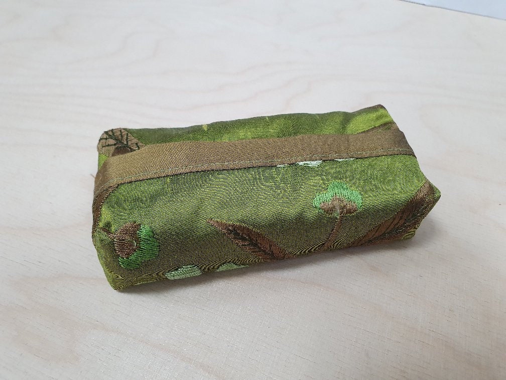 Taschentücher Tasche Tatütata Aus Grün Bestickter Doupionseide Taschentücher Tasche Tatütata Aus Grün Bestickter Doupionseide von SamtinSeide