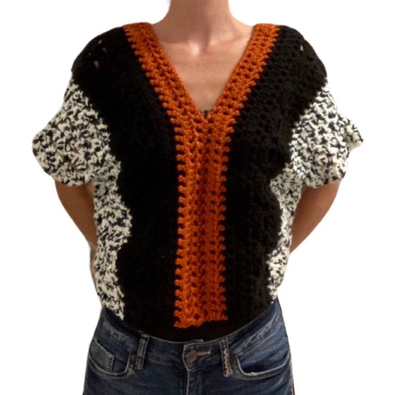 Oberteil Gehäkelt V-Ausschnitt Poncho Damen Naturfarben Weste Minimalistisch Schwarz Weiss Orange Kurzarm Pullover von SamuAtelier