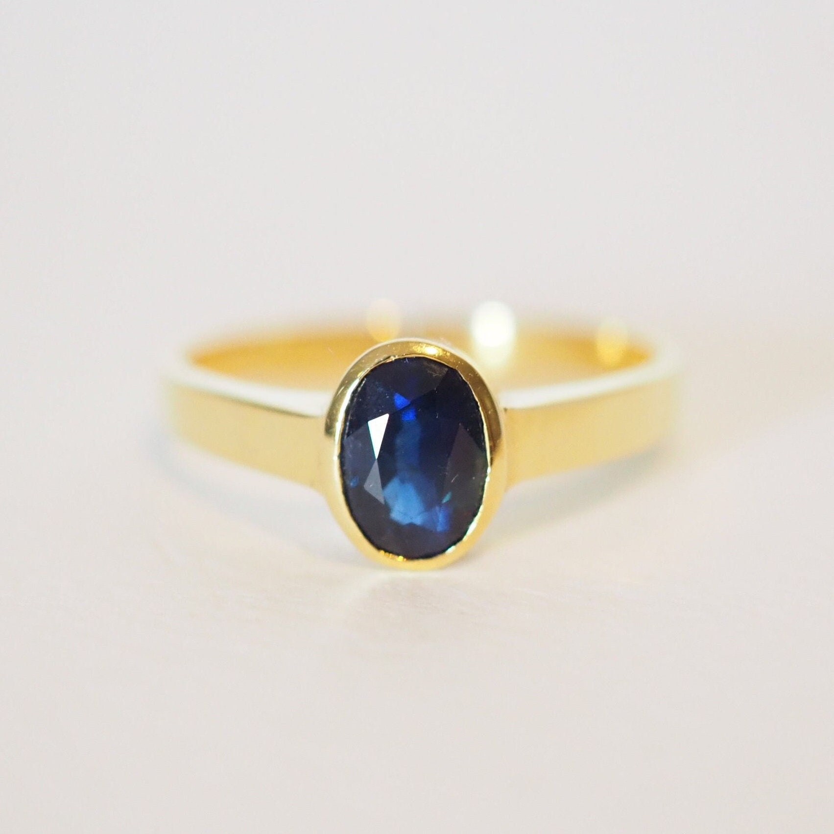 14K Gelb Gold Natürliche Thai Blaue Saphir Solitär Lünette Vintage Ring, Feiner Schmuck, September Birthstone von SamuiLapidary