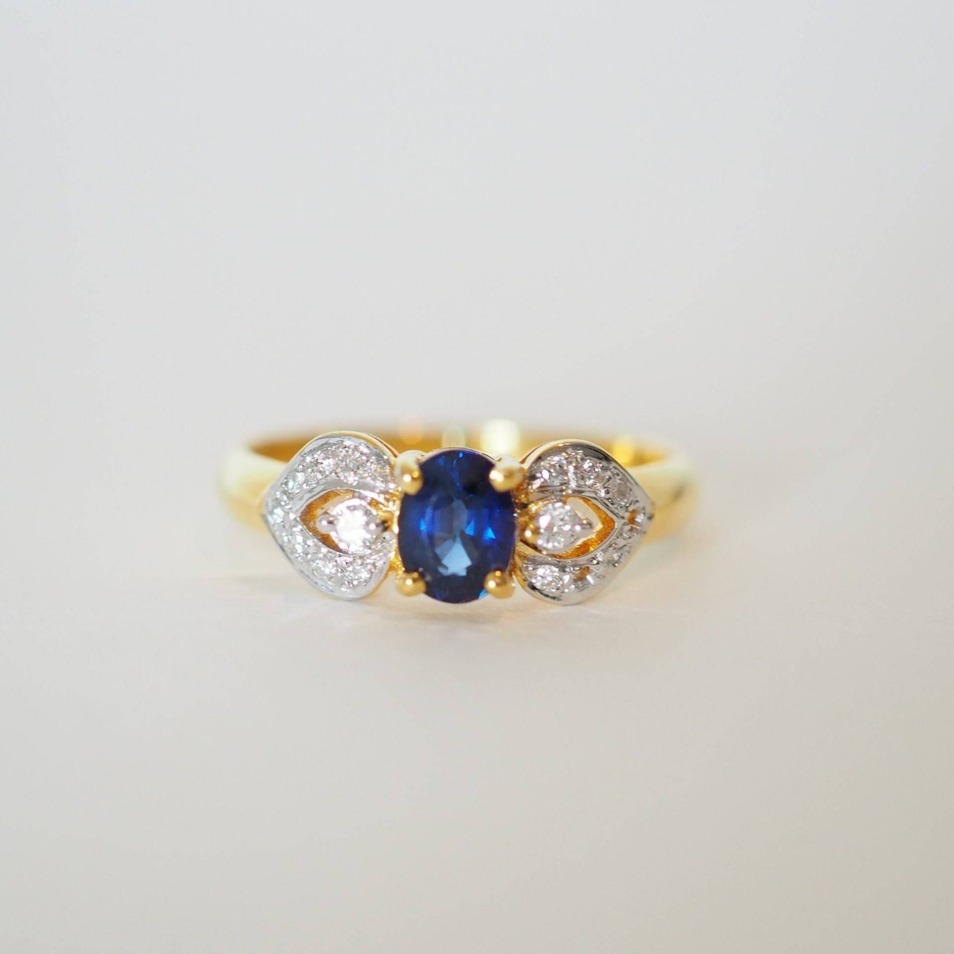 18K Massive Gelbgold Verlobung Vintage Ring, Oval Cut Natural Royal Blue Saphir Und Runde Natürliche Diamanten Akzente, Geschenk, September von SamuiLapidary