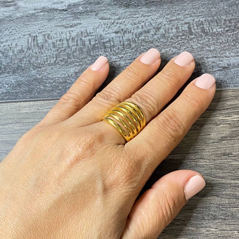 Glänzender Breiter Edelstahlring in Gold - Flaches Band Im Spiraldesign Anillo Dorado Perfekter Statement-Schmuck von SamyJewelry