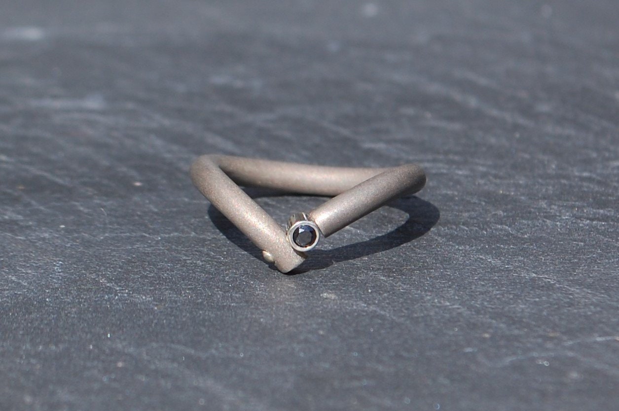 Ring Aus Titan, 925 Silber Und Schwarzem Diamant Ring Aus Titan, 925 Silber Und Schwarzem Diamant von SanJewelryDesignArt